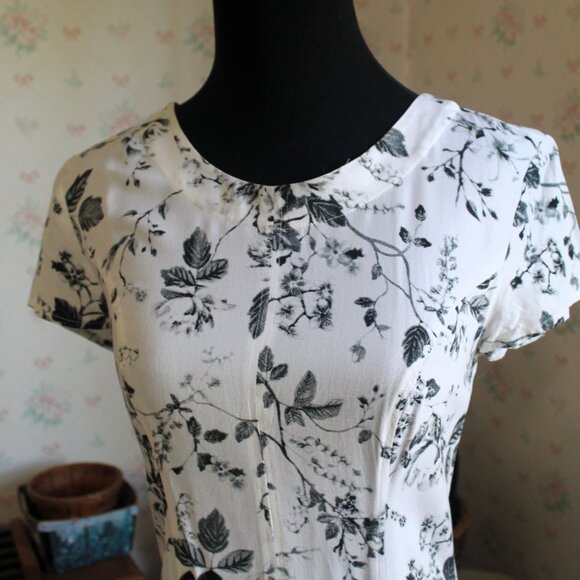 H&M Dress, Size 4 (Fits Like a 2) - Picture 4 of 9